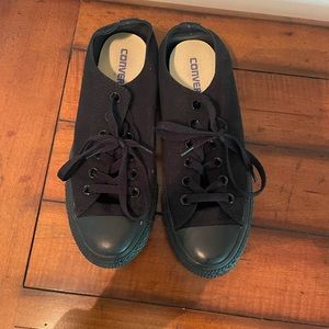 Black low converse